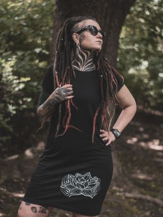 Lotosová elegance – černé šaty s minimalistickým potiskem Jemnost, styl a síla v jednom kousku. Tyto černé dámské šaty z...