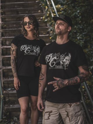 Jestli neznáš BaraCudu, tak ses asi ještě nepotkal s jehlou, co má duši. Tohle triko není jen merch – je to respekt k...