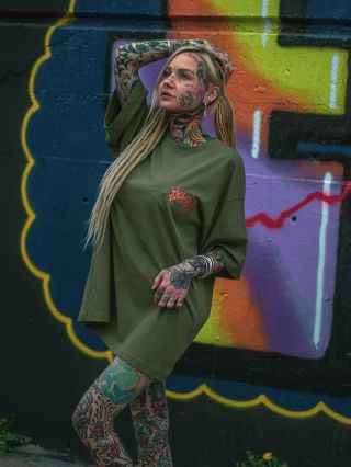 „Co to máš na triku?“ „Pojď blíž a podívej se.“ A v tu chvíli už je pozdě. Zíráš do výšivky. Výšivka zírá do tebe....