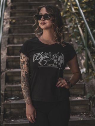 Jestli neznáš BaraCudu, tak ses asi ještě nepotkal s jehlou, co má duši. Tohle triko není jen merch – je to respekt k...