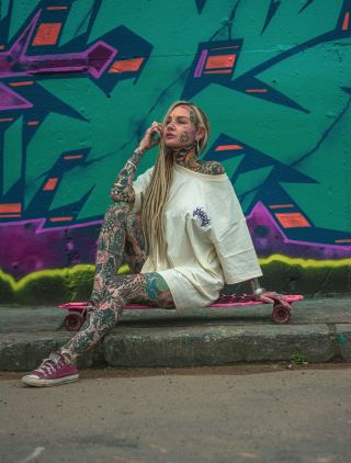 „Co to máš na triku?“ „Pojď blíž a podívej se.“ A v tu chvíli už je pozdě. Zíráš do výšivky. Výšivka zírá do tebe....