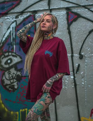 „Co to máš na triku?“ „Pojď blíž a podívej se.“ A v tu chvíli už je pozdě. Zíráš do výšivky. Výšivka zírá do tebe....